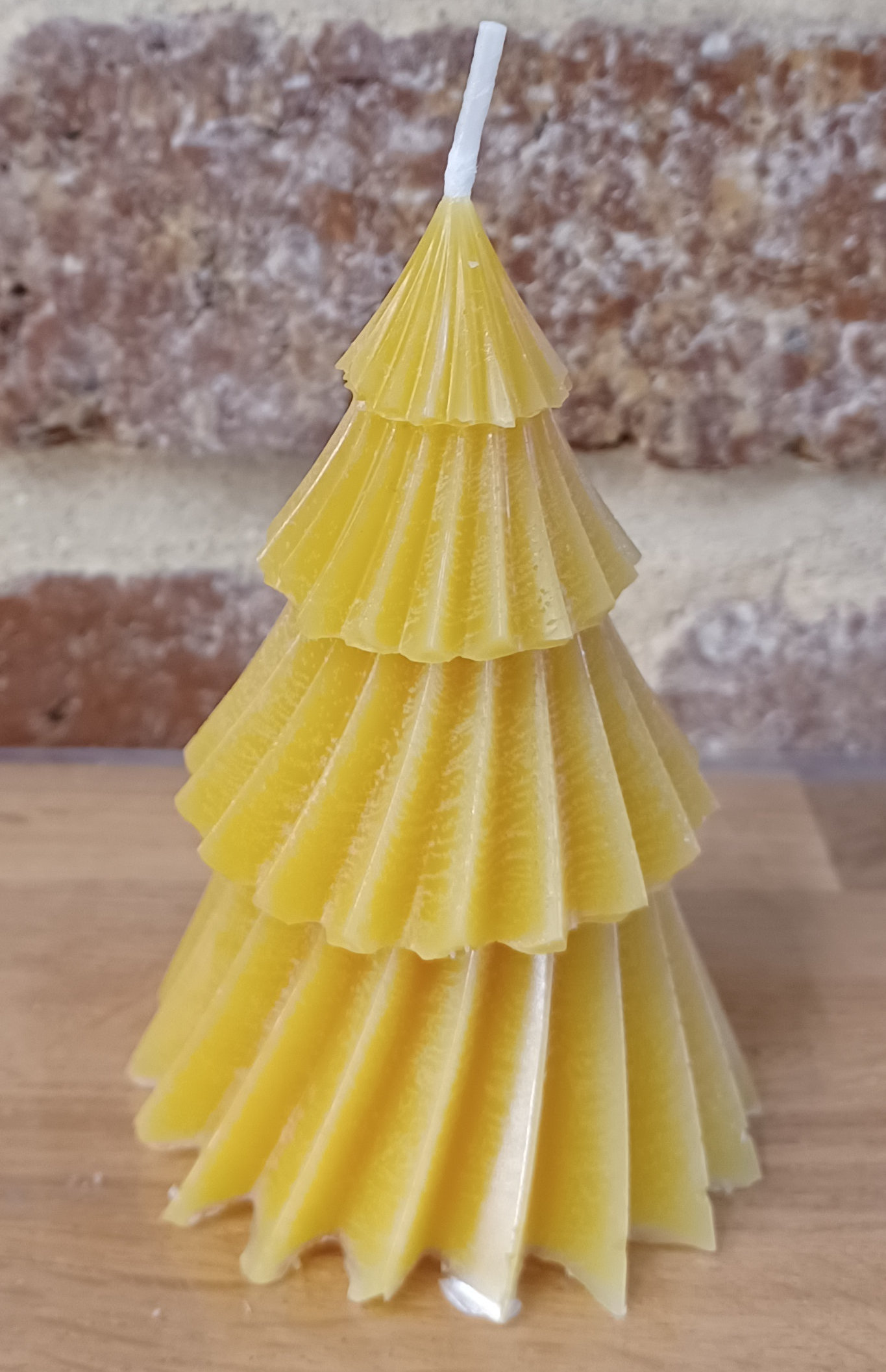 NO04_grand_sapin_moderne_jaune