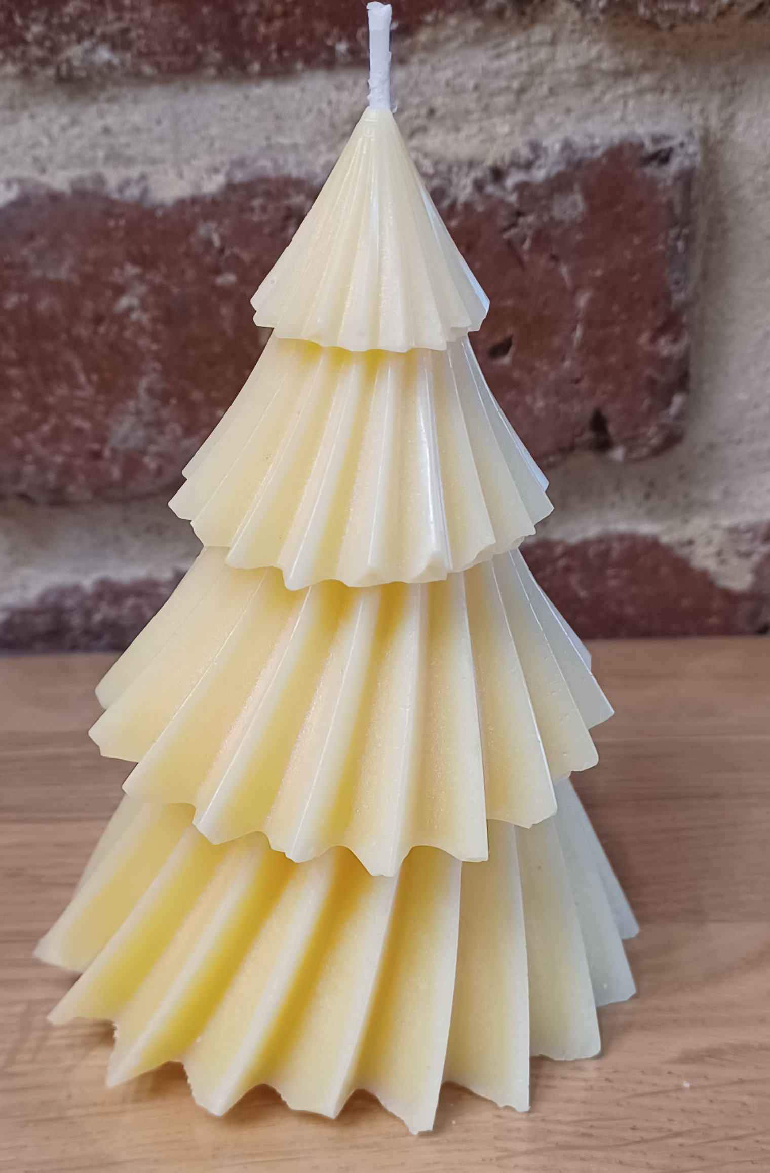 NO05_petit_sapin_moderne_jaune_paille