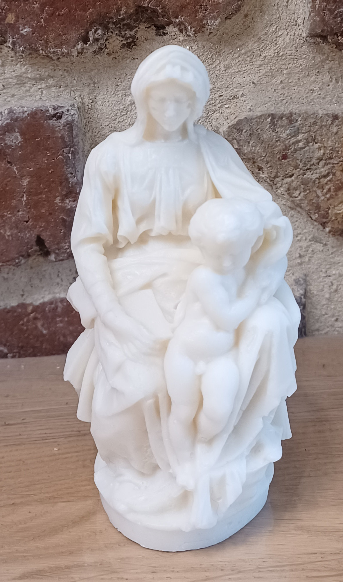 VM04_Vierge_assise_blanc_immaculé
