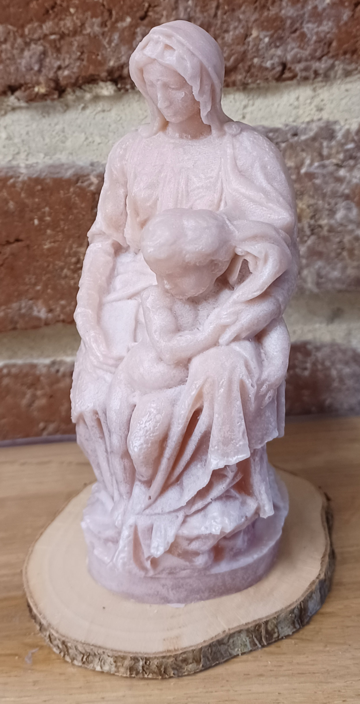 VM04_Vierge_assise_vieux_rose